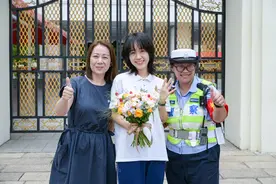 鲜花、拥抱、红包、横幅……东莞考生和家长花样庆祝“高考结束”图片