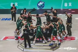广东实验中学男篮力克清华附中，首夺CHBL耐高全国总冠军图片