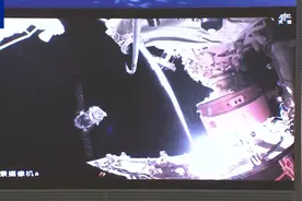 欢迎回家！神十八顺利撤离空间站组合体图片