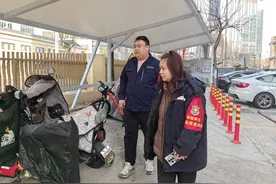 大风天三轮车被吹跑撞上汽车，保安及时发现处置化解纠纷图片