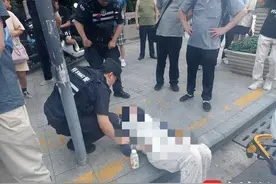 高温天，一女孩突然晕倒路边，南京特警火速救助并寻找家人——图片