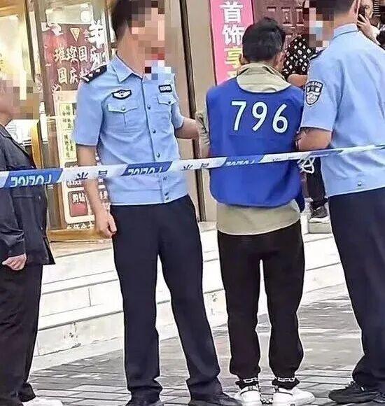 男子盗窃珠宝店900多克黄金被抓