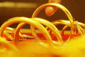 见证历史，金价再次暴涨，多家金饰品牌价逼近1000元/克大关图片