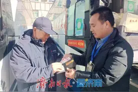 拾金不昧好榜样  传递公交正能量图片