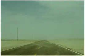 行驶在塔克拉玛干沙漠边缘图片