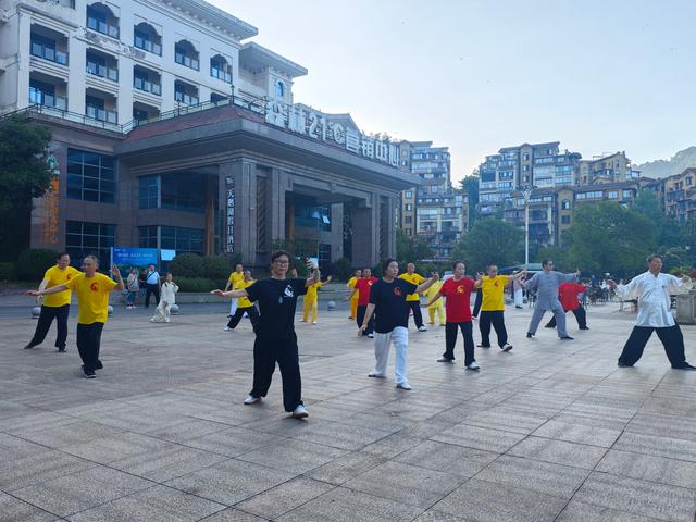赤水：晨练打拳夜蹦迪 避暑还能“赚”稻香