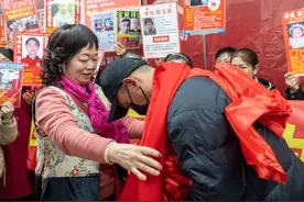 “爸妈别哭，儿子回来了！”四川两名被拐30余年男子与亲人团聚图片