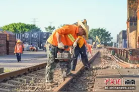 战高温保安全 海南铁路海口南站线路大修施工有序作业图片