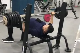 卧推300斤！53岁“战神”刘玉栋晒健身视频 力量不减当年图片