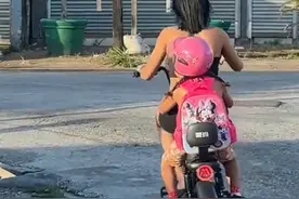 华人在苏里南看到家长骑中国产电动车接娃：很亲切，想起自己在小县城的日子图片