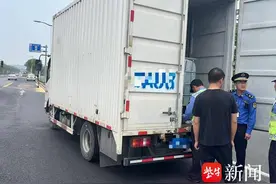 箱式货车无证运送大量柴油，执法部门依法严查图片