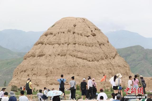 宁夏西夏陵景区迎来客流高峰