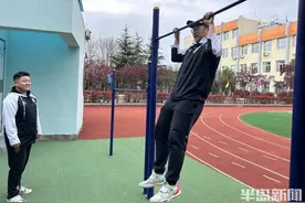 踢踢球跑跑步，运动锻炼好去处！八大峡小学运动场所对外免费开放，记者实探→图片