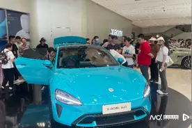 实探小米汽车旗舰店：广东人更爱灰和紫色，每天百人排队试驾图片