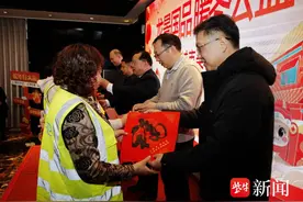 镇江爱心商家连续八年邀请环卫工提前吃年夜饭图片