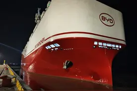 全球最大汽车运输船从苏州港太仓港区离岸首航图片