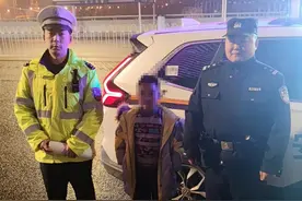 男孩与父母吵架赌气出走，民警雨夜护送男孩回家图片