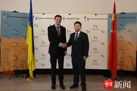 和平丝路理事长王一坛向乌克兰驻华大使赠送国画《和平鸽》图片