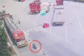 飞来横祸！高速上一货车轮胎滚进服务区，一女子被撞身亡图片