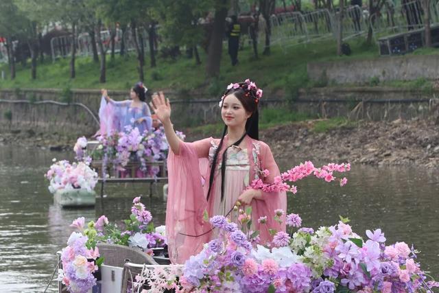 武则天率十二花神巡游护城河！太火了，老南门明天加场！