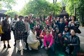 携手“蓉城之秋”放歌成都街头，龚琳娜和她们在公园唱《快乐歌》图片