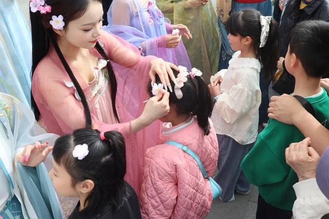 武则天率十二花神巡游护城河！太火了，老南门明天加场！