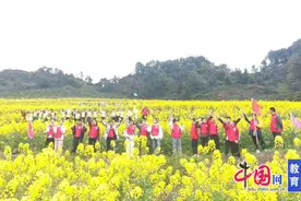 宜宾洗马池小学组织毕业班学子奔赴一场花与成长的约会图片