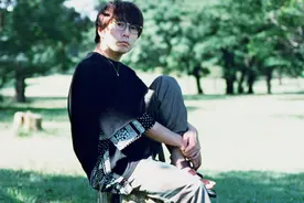 你可能不认识他，但一定听过《起风了》图片