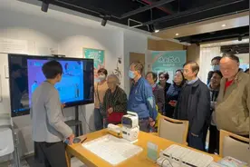 上海阿姨抱不动家中老人？还好有这个工具！适老化产品补贴名单扩大，老人最常用的拐杖、老花镜都在里面图片