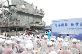 庆祝人民海军成立75周年 166舰老兵“回家”图片