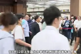 台媒：胡歌抵台被媒体粉丝包围，回应赴台感想称“好亲切啊，好想你们！”图片