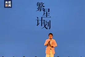 男孩比赛摔倒后的第一反应，获全网点赞！图片