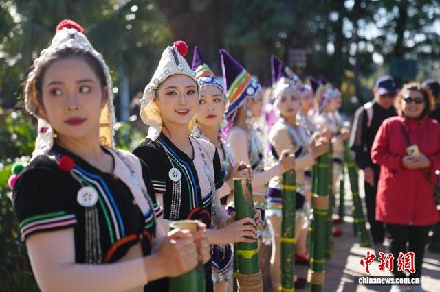 云南昆明：游客“十月年”沉浸式体验哈尼族文化