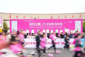 六辆小米SU7引航，7位冠军现身加油，2025仙桃马拉松开跑！图片