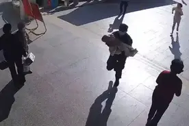 果然视频｜幼儿发热昏厥！57岁保安大叔抱起孩子飞奔进医院图片