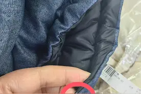 3698元的羽绒服，大连女子送去干洗后出现一个破洞图片