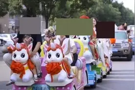 山西一对新人用儿童摇摇车作婚车，10多个人花了1000元，交警：不能上路行驶图片
