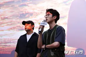 来到热辣长沙 《解密》主创获赠大辣条图片