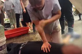 淮安药剂师1分钟按压30次人工呼吸2次救回心脏骤停男子，医院：已为她申报见义勇为图片