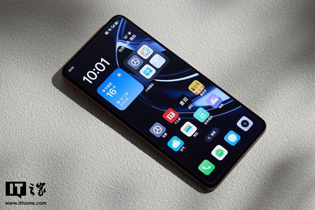 真我 GT8 Pro 手机旗舰直屏支持全亮度类 DC 调光 + 圆偏振光护眼