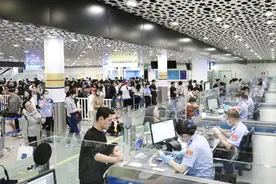 带着“科技范儿”起飞！“五一”假期过半，深圳机场跨境游客达4.5万人次图片