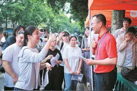 考生满怀信心赴考图片