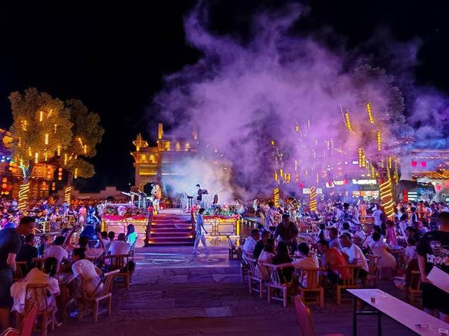 云梦：“狂人夏浪季”万人夜游祥云湾