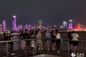 江西南昌：听风赏月 夜景迷人图片