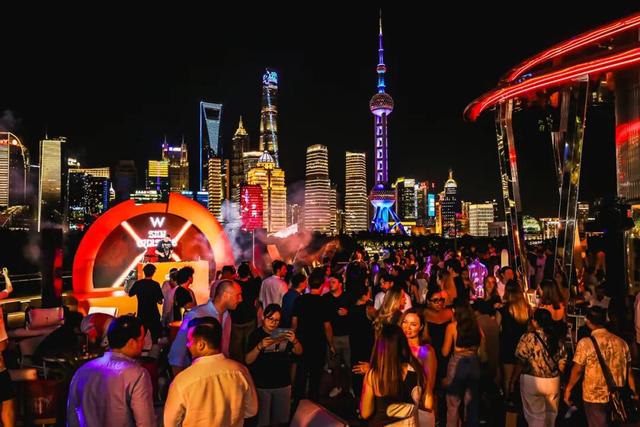 上海外滩W酒店追光逐夏露台派对燃情落幕