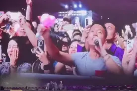 周杰伦福州演唱会哭得稀里哗啦 因歌迷&科比球迷向其深情“告白”图片