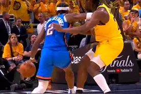 😯美媒质疑：亚历山大伸手把人推倒不是进攻犯规吗？！图片