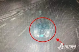 绝！男子开车撞树后在路边大睡，醒来当着民警的面，给围观群众发“红包”……图片