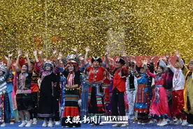 凌晨抢位！直播刷屏！贵州民族团结大巡游今日“燃爆”筑城图片