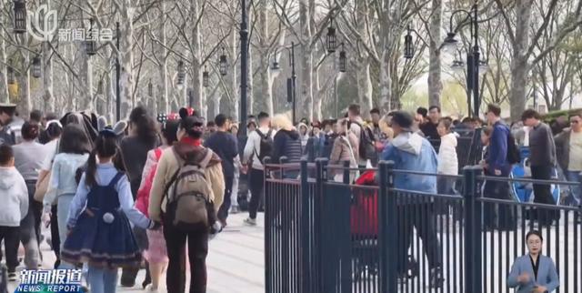 上海人一脸震惊！这几天怎么了？迪士尼门票售罄，早上5点起排队！全市多景点被挤爆